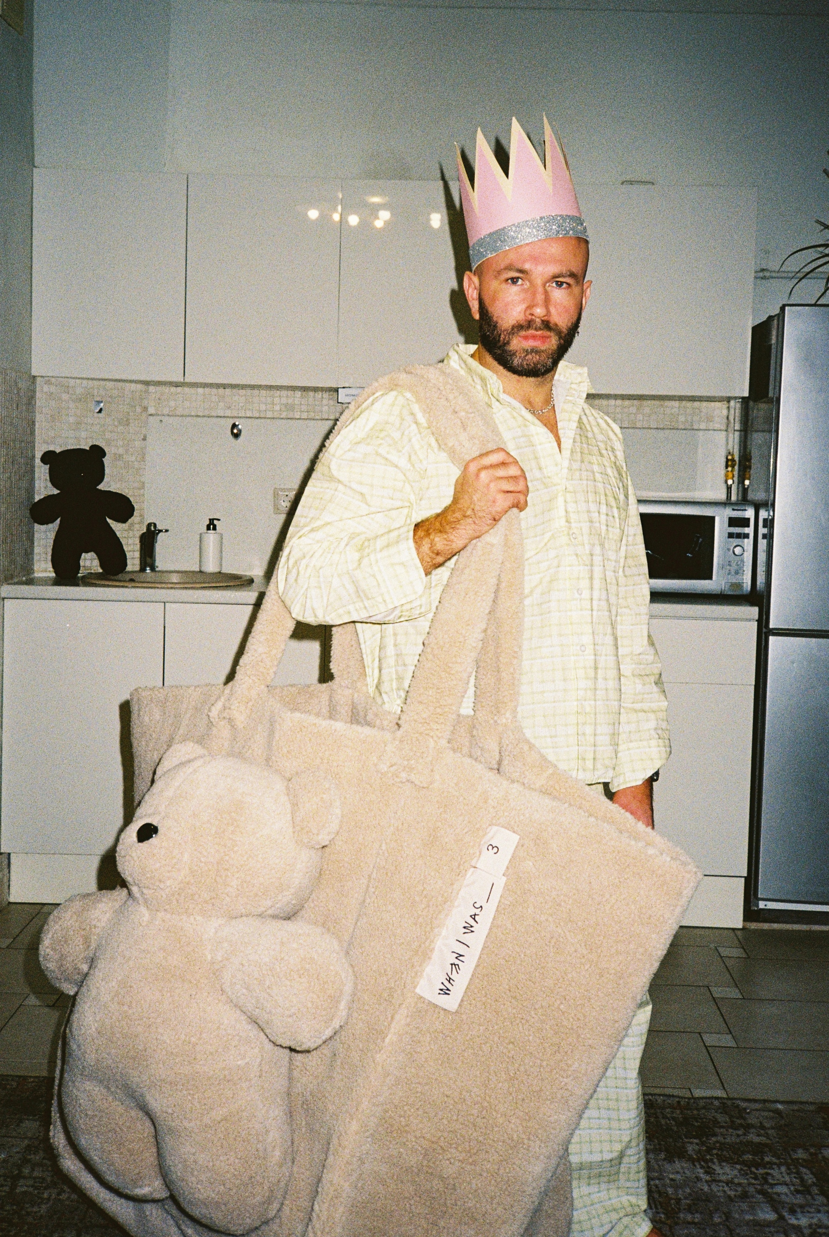 When I Was lookbook — бежевая сумка на плече